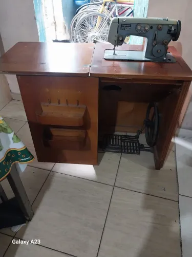 Maquina de costura Vigorelli Super Robot com mesa de madeira.