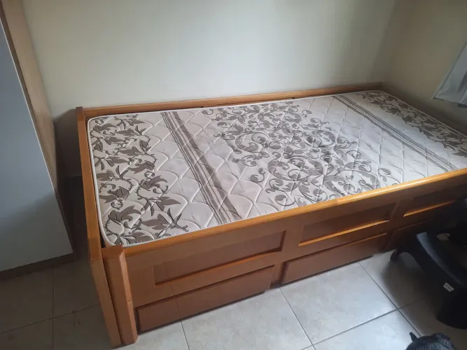 Cama madeira maçica e gavetas