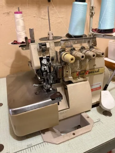 Vendo máquinas de costura overloque e reta