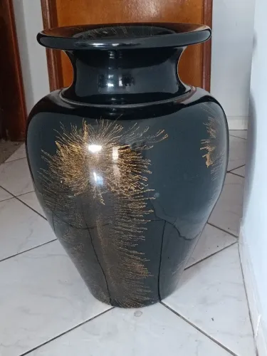 Vendo 1 vaso de cerâmica esmaltada, preto com desenhos na cor dourada 68 cm alt. 