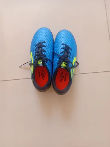 Vende-se chuteira nova da umbro número 37 nunca foi usada contato: 15- *