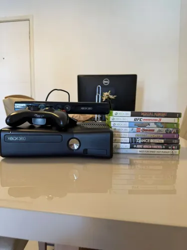 Xbox 360 S + Kinect e 8 Jogos