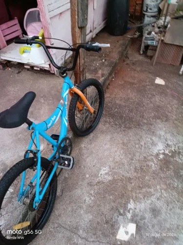 Bicicleta azul cozinha super conservada