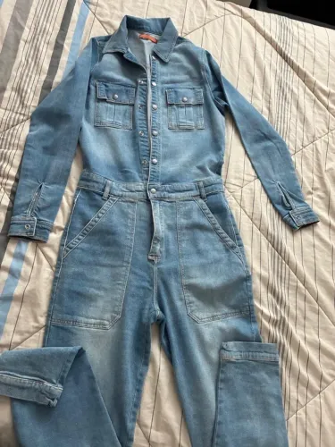 Macacão jeans marca Acostamento Tamanho (P Veste até 40. R$145,00 Está novinho Usado 2 v