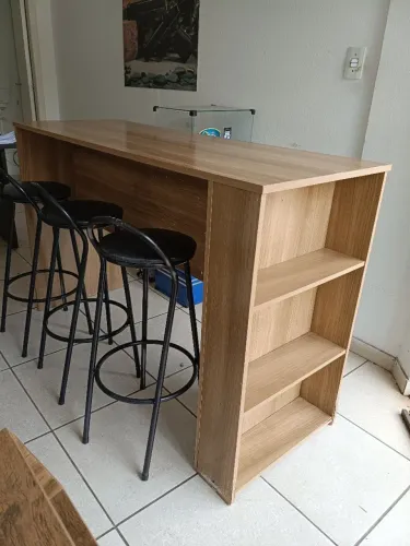 Bancada cozinha com 3 banquetas