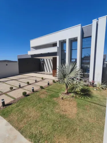 Casa 4 Quartos com Suíte, Piscina Aquecida e Energia Solar | Condomínio Parque dos Buritis