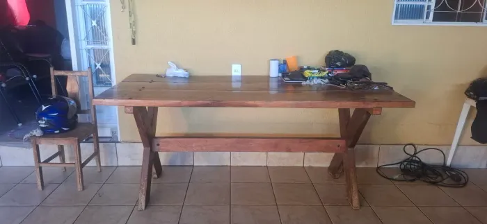 Vende-se uma mesa toda de ipe