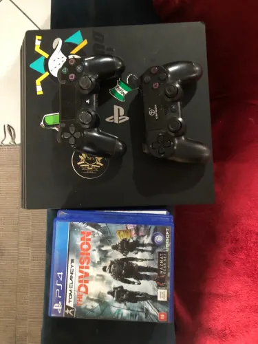 Vendo ps4 pro com dois controle e 6 jogos e disco ps4 funcionando perfeitamente!