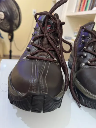 bota estilo adventure marrom com solado tratorado