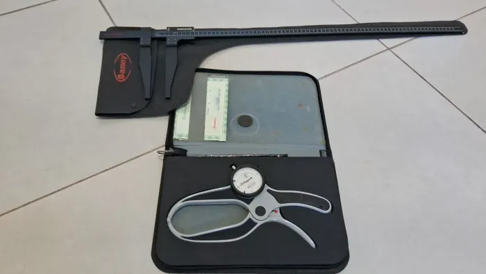 Adipômetro Plicômetro Sanny analógico com resistência + Paquimetro Sanny 77 cm
