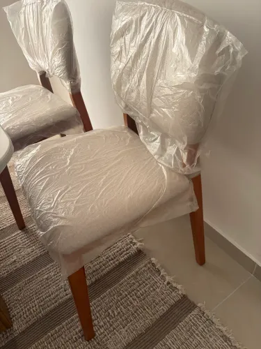 Vendo 4 cadeiras novas e 1 mesa