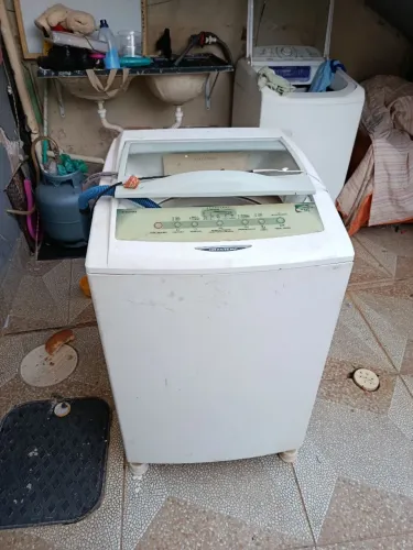 Máquina de lavar roupa parou centrífuga.