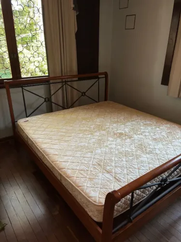 Cama King Size de Madeira Maciça e Ferro + Colchão