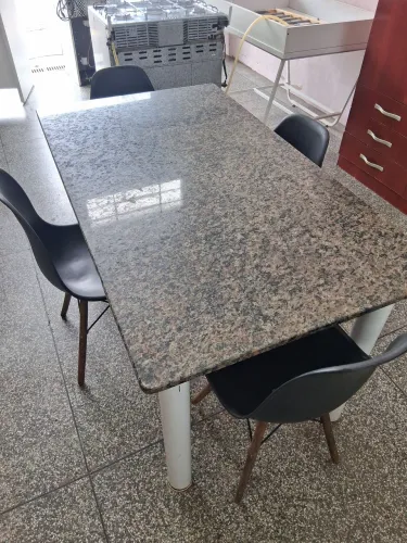 Mesa de jantar com cadeiras