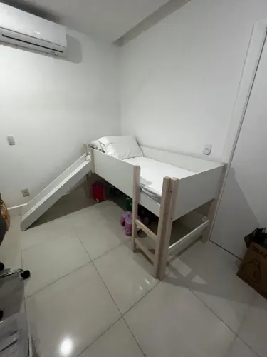 Cama de criança com escorregador