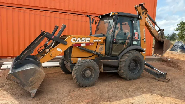 RETROESCAVADEIRA CASE 580N ANO 2023 HORIMETRO 1690 HORAS