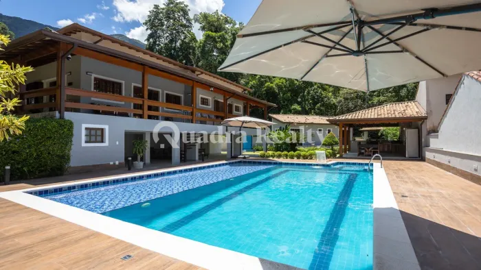 Casa em condomínio fechado em Caraguatatuba