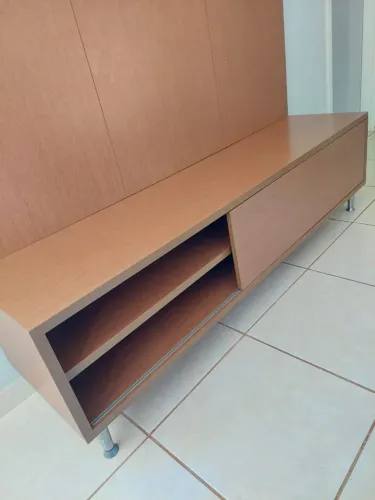 Rack painel madeira embuia 