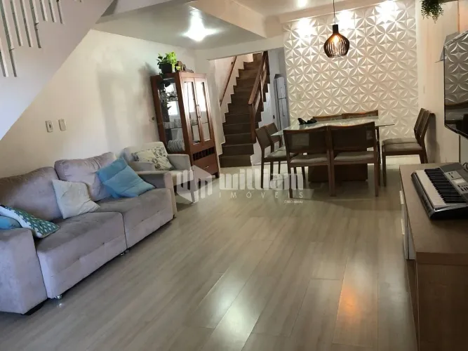 Casa Geminada à Venda 2 Quartos | Muito Bem Conservada | Próxima ao Centro