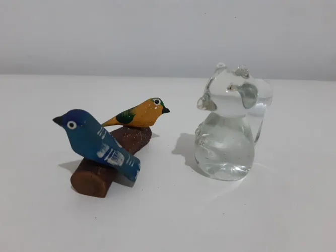 Objetos decorativos pássaros e esquilo de vidro