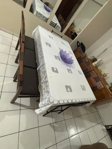 Mesa de Jantar de Madeira + 6 Cadeiras Estofadas - R$ 1.600