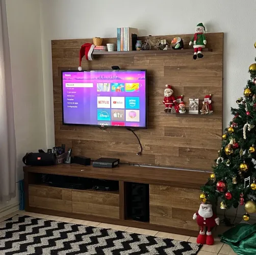 Rack com painel de madeira dura