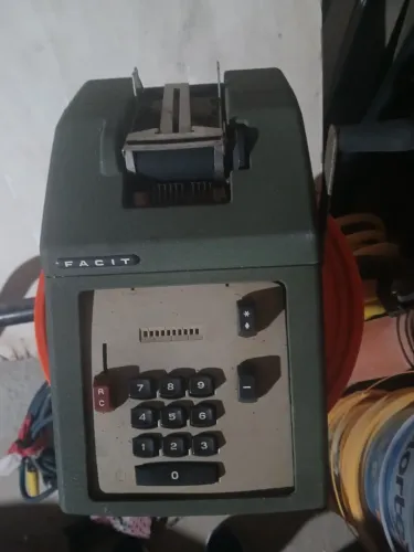 Maquina  de calcular relíquia de 60 anos