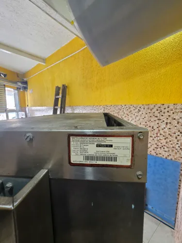 MÁQUINA DE FRANGO SEMI NOVA DA MARCA VENÂNCIO