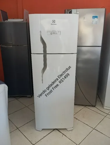 Vendo geladeira Electrolux Frost Free. Funcionando perfeitamente. Parcelamos no cartão.