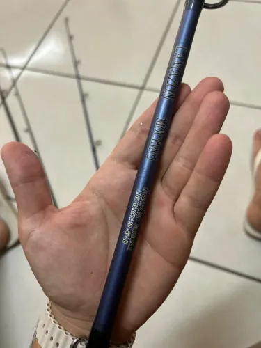 2 varas de pesca e 1 carretilha