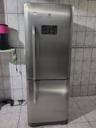 Vendo geladeira Electrolux frosfree inox inverse em bom estado 