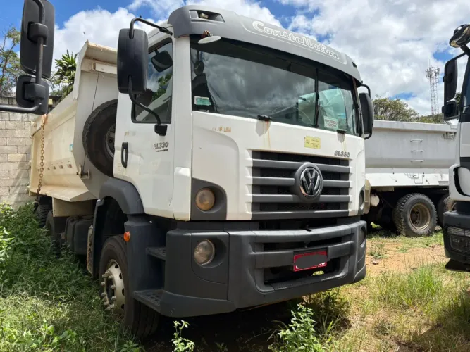 VW 31330 traçado 6x4 caçamba basculante meia cana