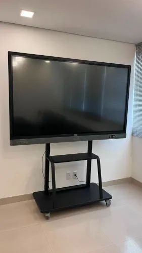 Tela Interativa BenQ 75" 4K Touch com Suporte Móvel - R$ 15.500