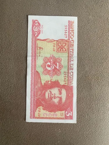 Cédulas cubanas de 1 e 3 pesos com foto de tchê Guevara 
