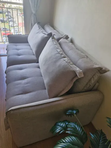 Sofá retrátil que vira cama pouco tempo de uso