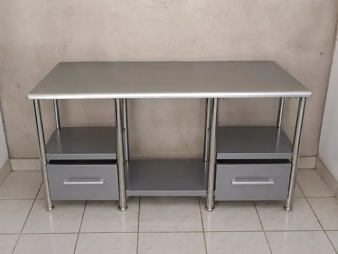 Mesa de aço para vários tipos de usos 