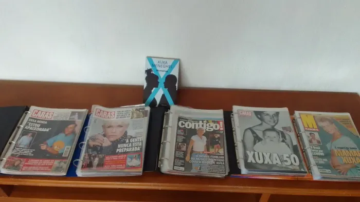 Pastas da Xuxa e livro Memórias