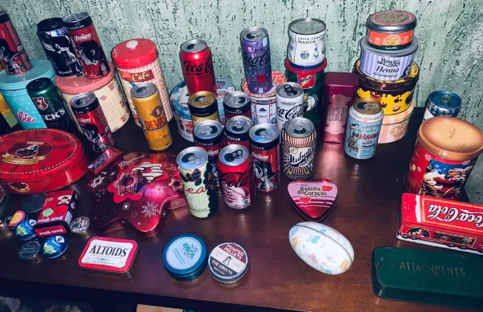 Lote de latas diversas de duas versas épocas - bom estado