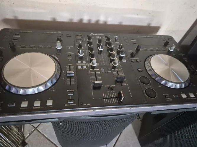 Controladora Pioneer xdj R1,acompanha cse e pedestal ótimo estado