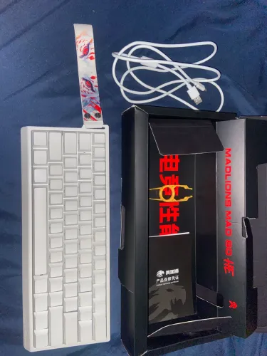 Teclado Magnético MAD 60 HE semi usado