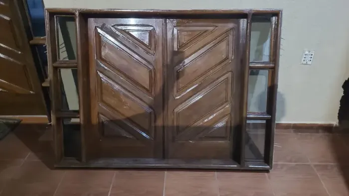 Janela de Madeira Maciça Estilo Capelinha com Portais e Vidros - Ótimo Estado