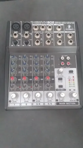 Mesa de som behringer xenyx 802 conservada