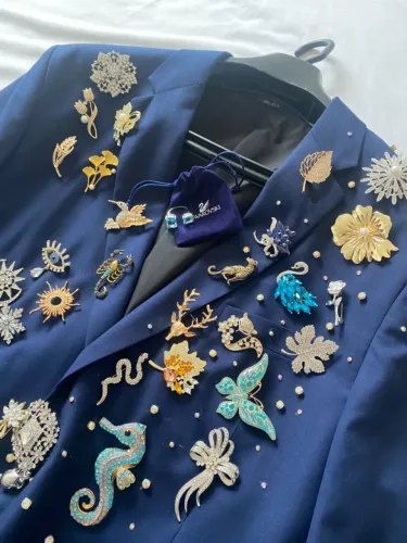 Blazer azul royal customizado peça única com broches e brilhos