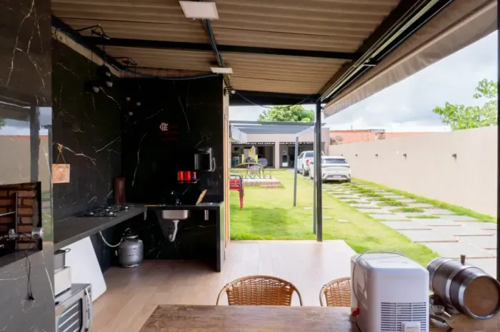 Casa com Piscina e Quintal Amplo Possibilidade de Nova Construção