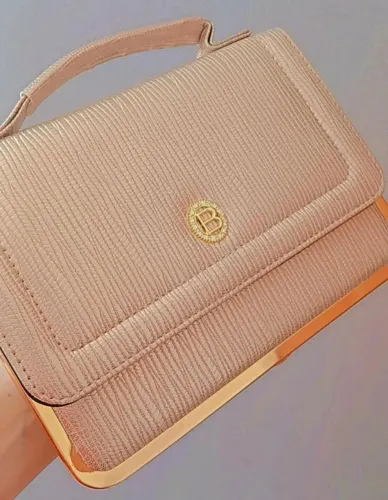 OLHA QUE PERFEITA ESSA LINDA BOLSA COM ALÇA TRANSVERSAL ?