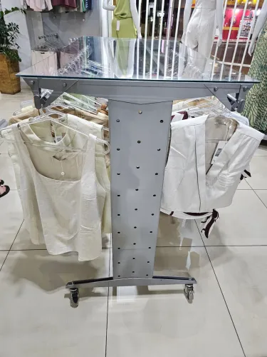 Mesa expositor de roupas com arara