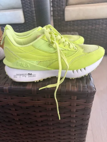 Tênis fila amarelo