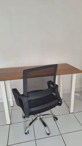 Mesa de trabalho e cadeira