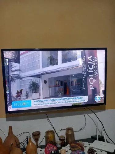 Smart TV LED de 40 polegadas Full HD da Samsung, com o código de modelo UN40ES6100G.
