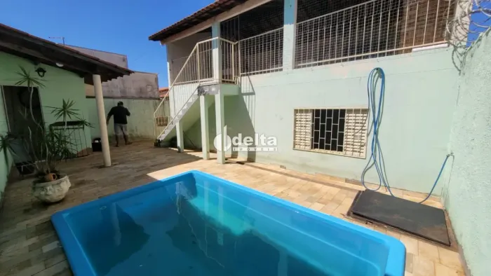 Casa com 3 quartos sendo 1 suíte disponível para venda no bairro Santa Luzia em Uberlândia